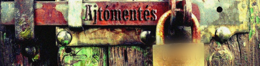 Régi, rozsdás faajtó, rátett zár és lakat, mellette 'Ajtómentés' felirat a fém zárlemezen.